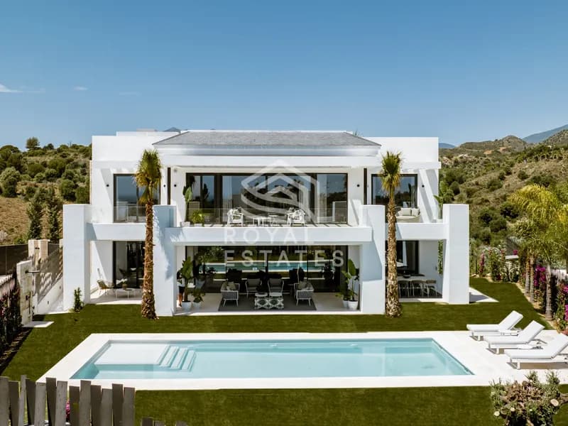 New residential complex of modern-style 5 bedroom Villas on the Golden Mile - Marbella