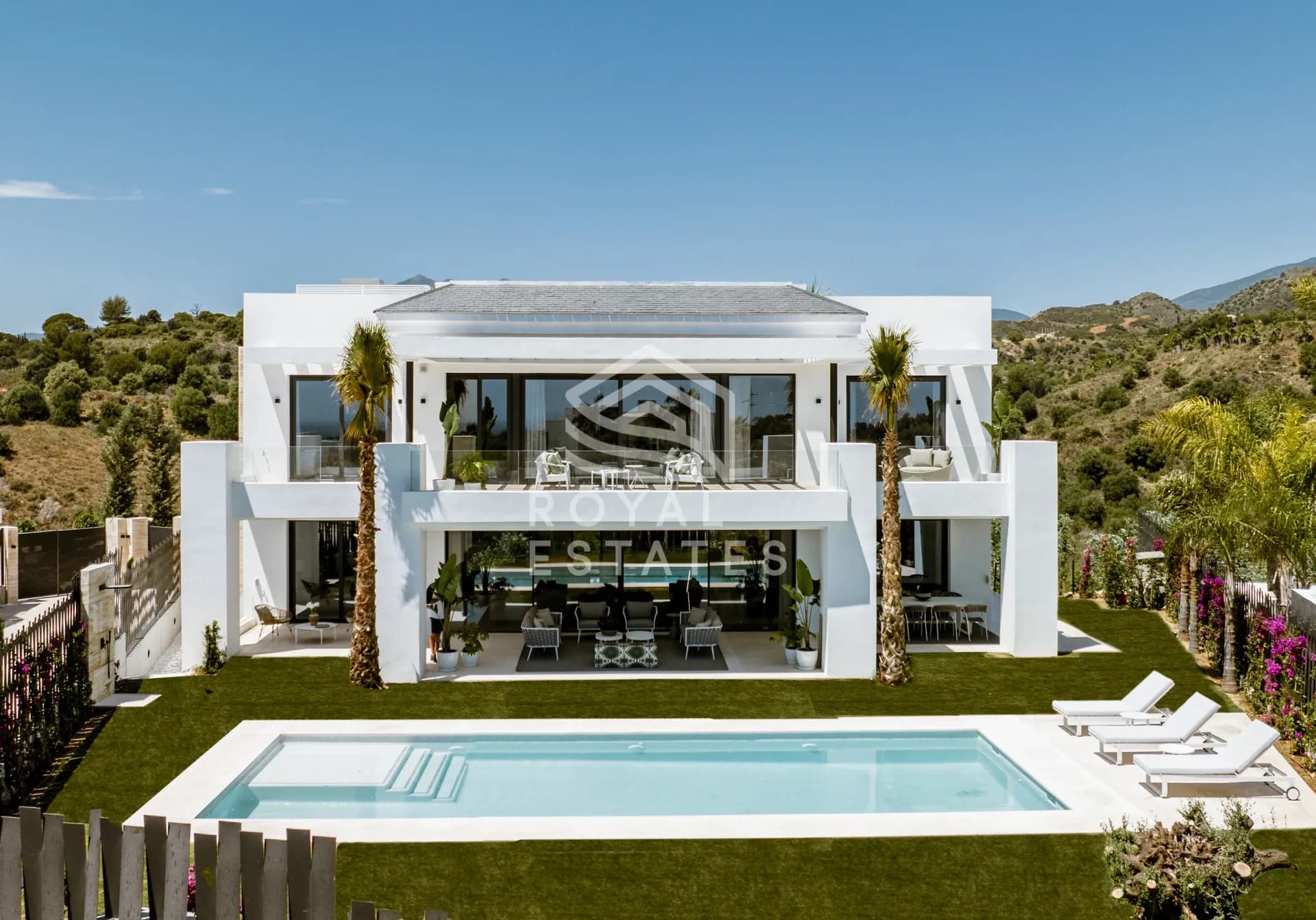 New residential complex of modern-style 5 bedroom Villas on the Golden Mile - Marbella