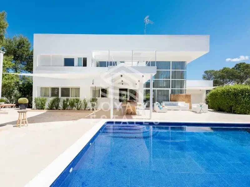 Modern villa with rental license for sale in Cala Vadella
