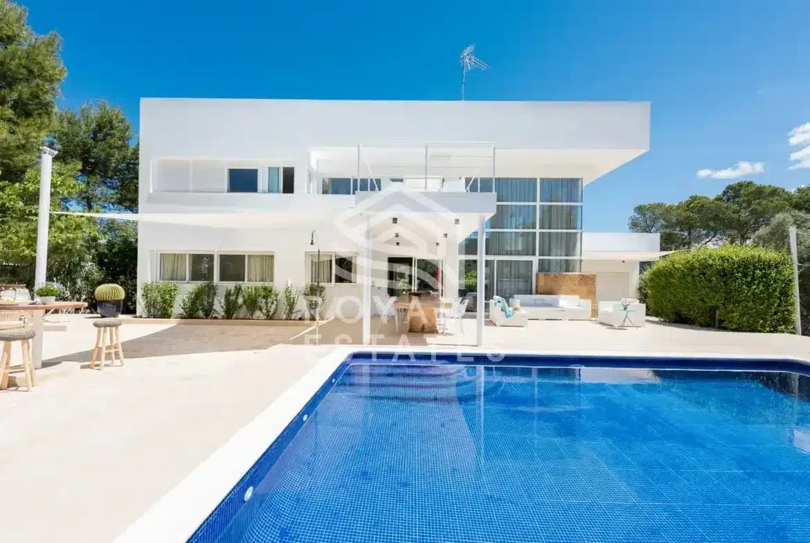 Modern villa with rental license for sale in Cala Vadella