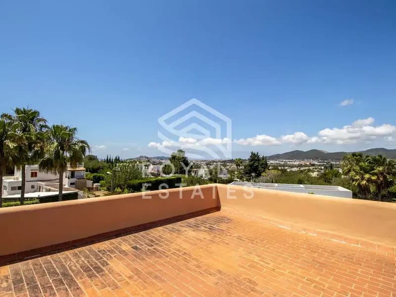 Authentic finca for sale with Dalt Vila view