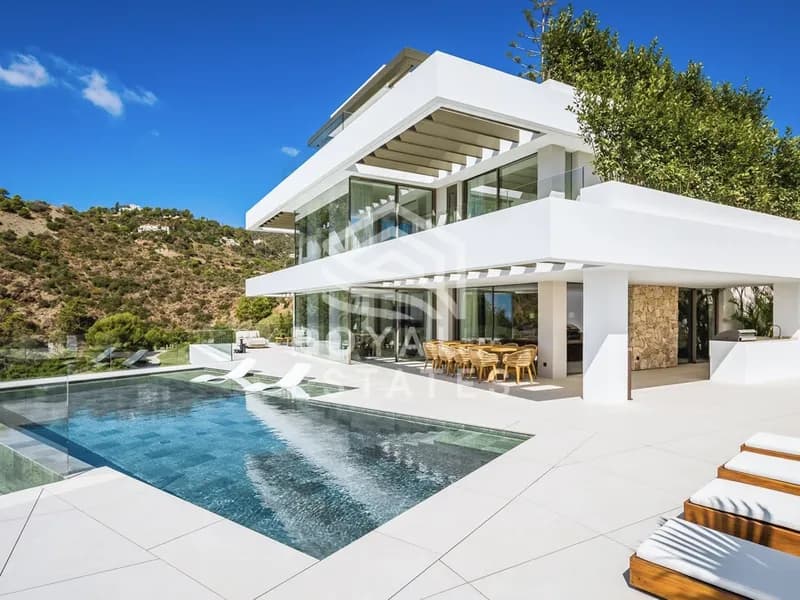 Spectacular 6 bedroom frontline Golf Villa with Breathtaking Views in Las Lomas de la Quinta - Benahavis