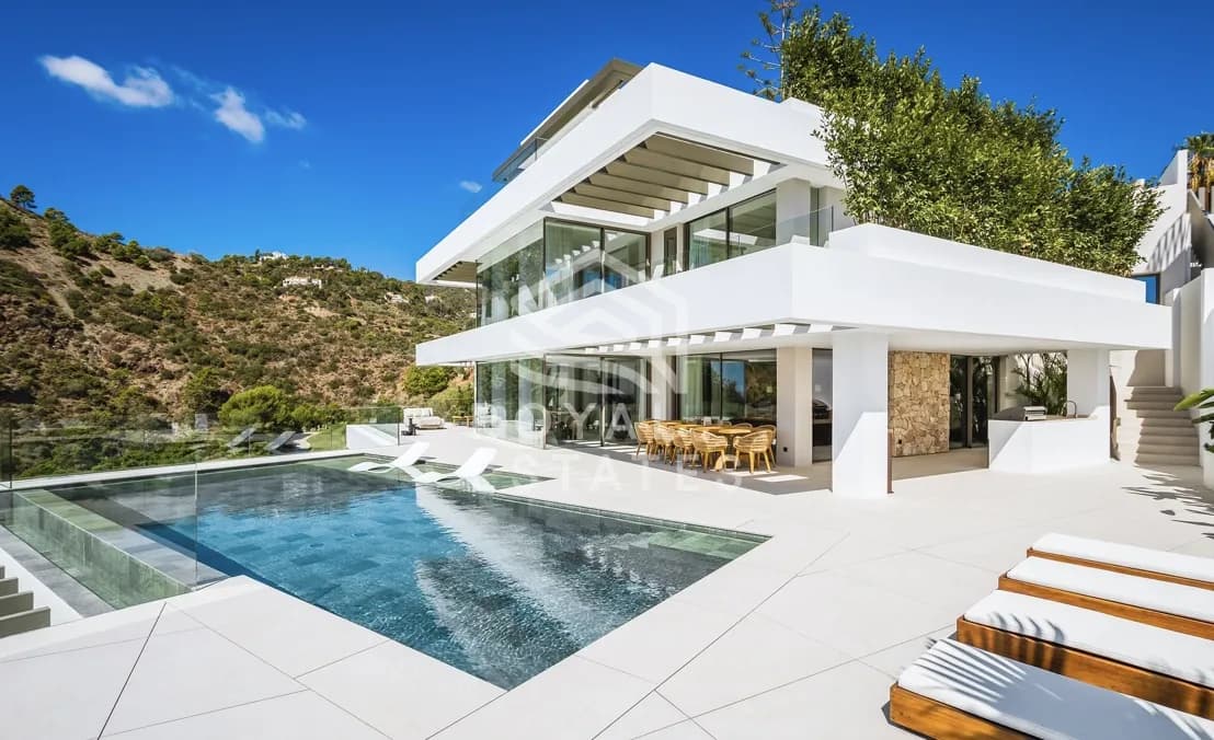Spectacular 6 bedroom frontline Golf Villa with Breathtaking Views in Las Lomas de la Quinta - Benahavis