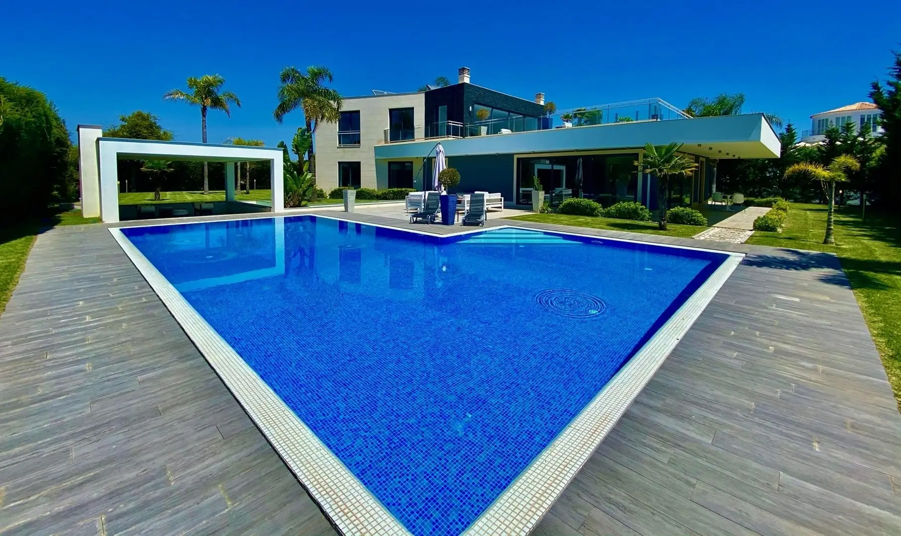 CONTEMPORARY VILLA WITH FRONT LINE SEA VIEWS