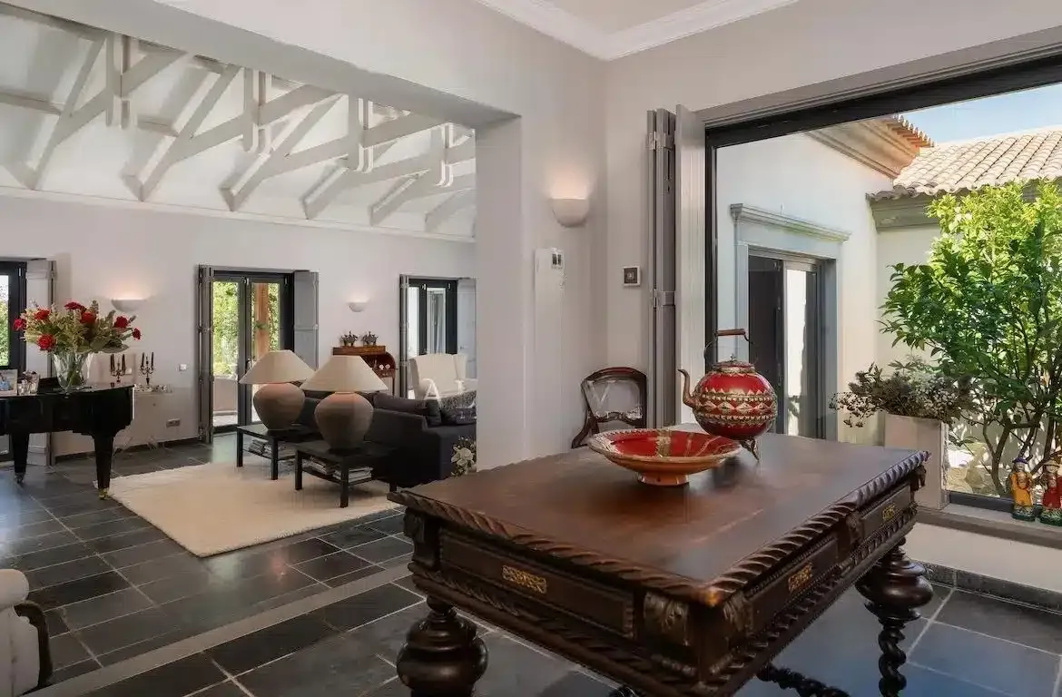 ROMANTIC QUINTA STYLE FAMILY HOME