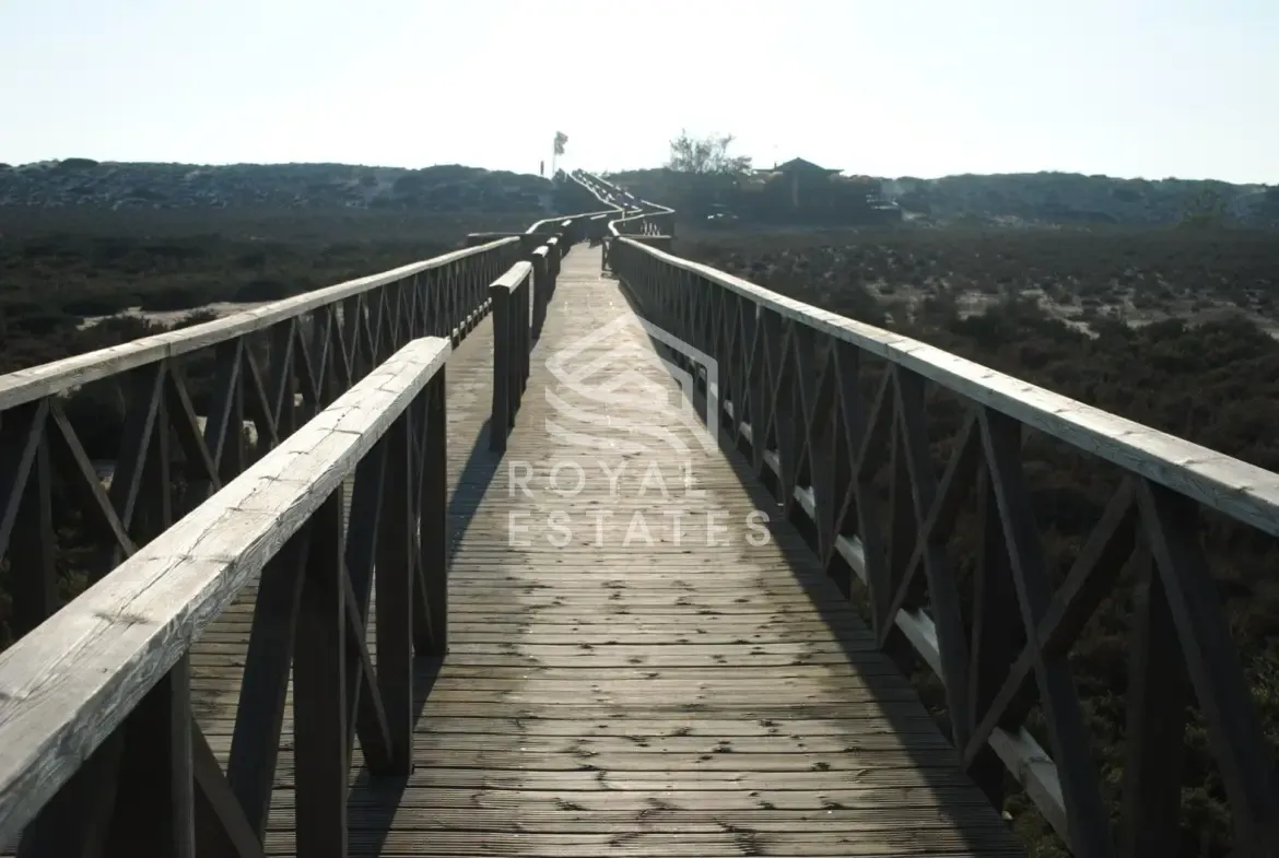 LAKE FRONTAGE VILLA IN PRIME LOCATION IN QUINTA DO LAGO