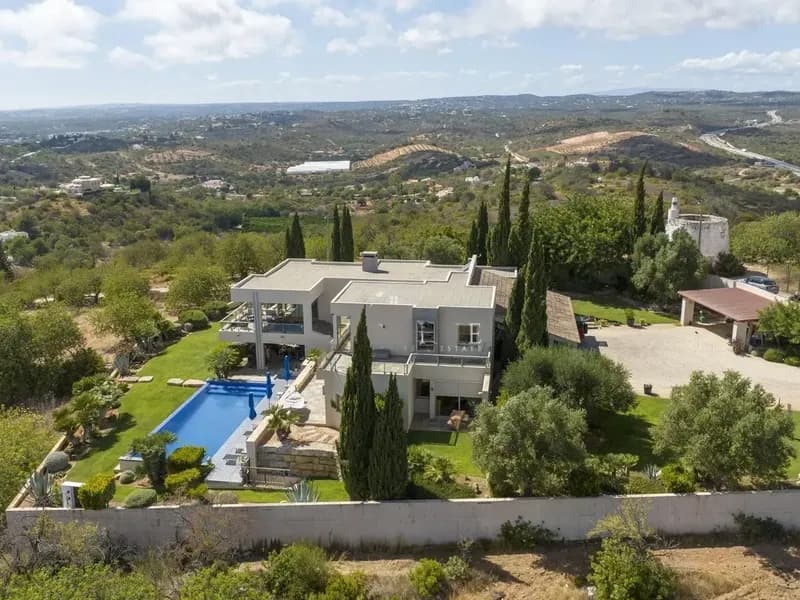 VILAMOURA CONTEMPORARY VILLA WITH STUNNING PANORAMIC SEA VIEWS