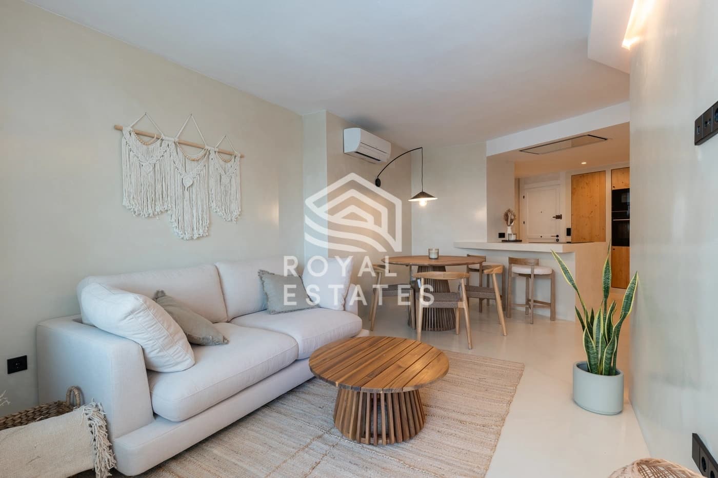 Exclusive renovated first-line apartment in Marina Botafoch