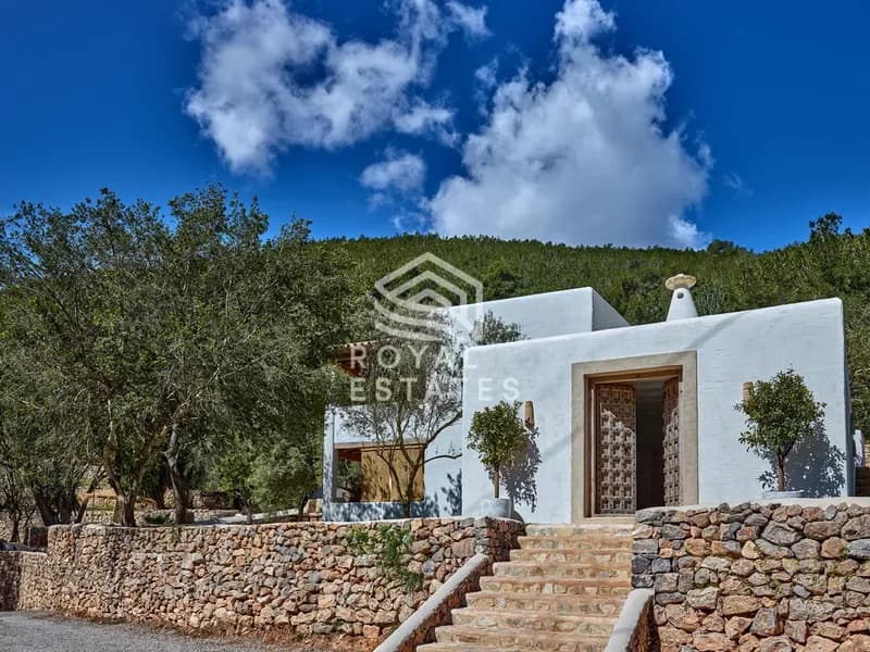 Elegant Ibiza Estate with Panoramic Views Near San Rafael