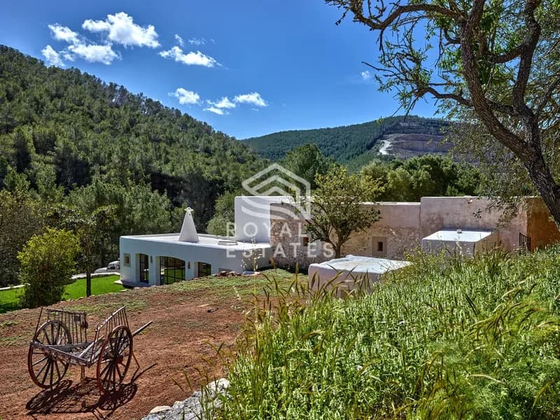 Elegant Ibiza Estate with Panoramic Views Near San Rafael