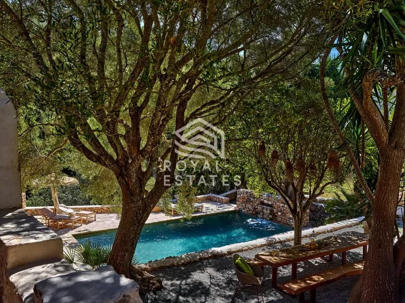 Elegant Ibiza Estate with Panoramic Views Near San Rafael