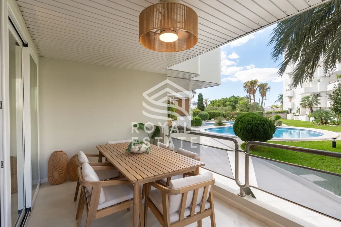 Stylishly renovated first-line apartment in Marina Botafoch