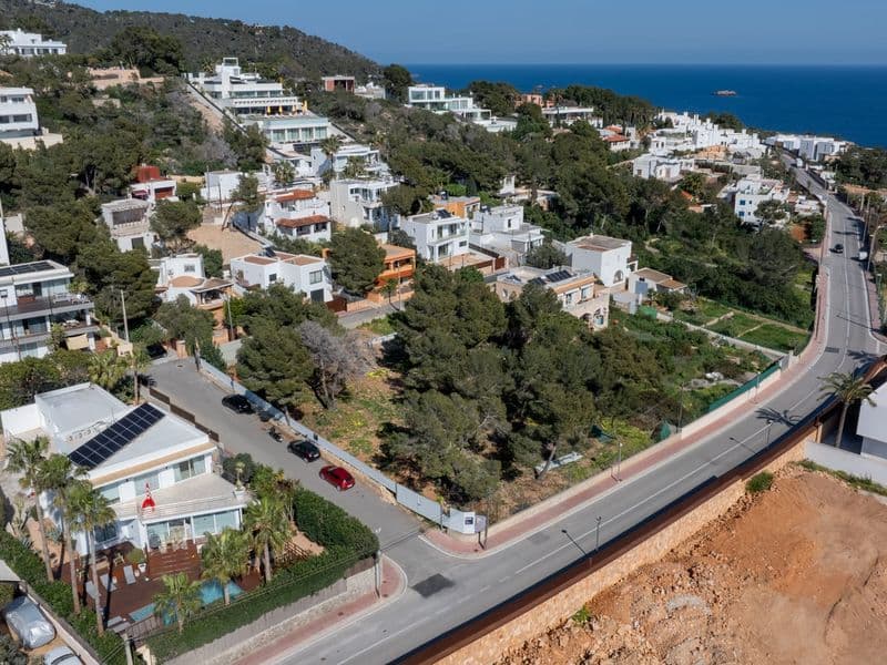 Plot of Villa Silencio