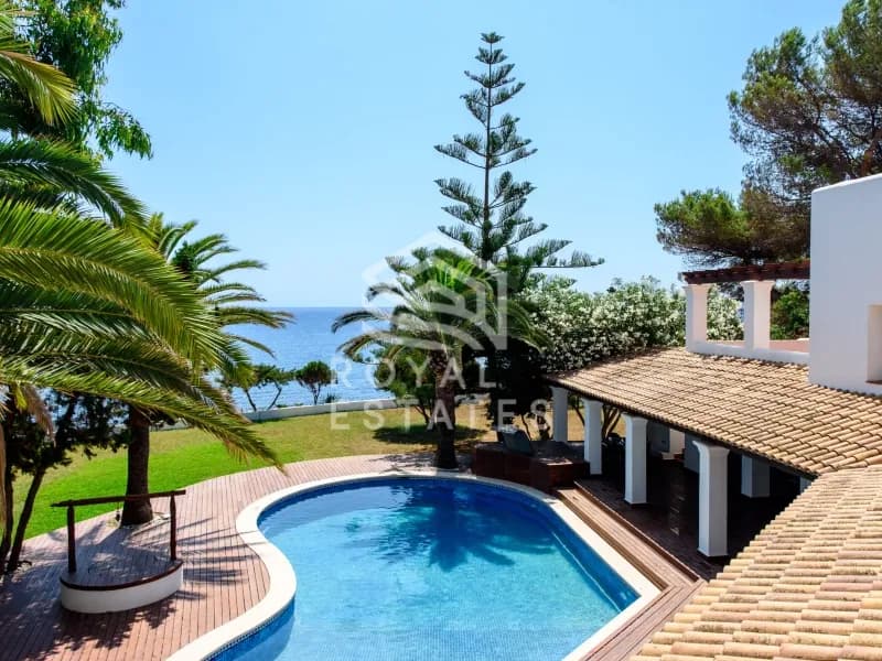 Frontline villa for sale in Santa Eulalia with private beach access
