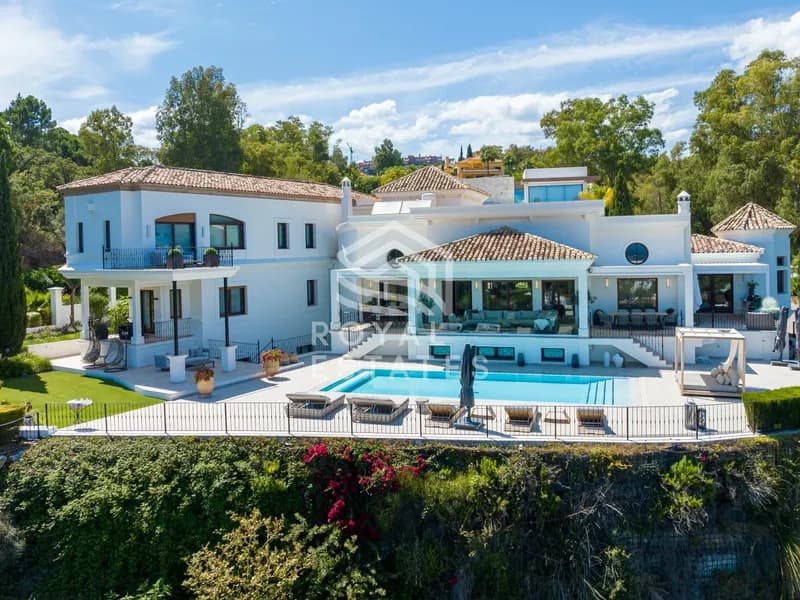 Beautiful traditional Andalusian style 8 bedroom Villa with sea views in El Herrojo - Benahavis