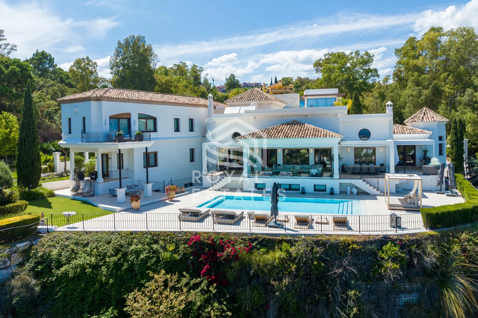 Beautiful traditional Andalusian style 8 bedroom Villa with sea views in El Herrojo - Benahavis