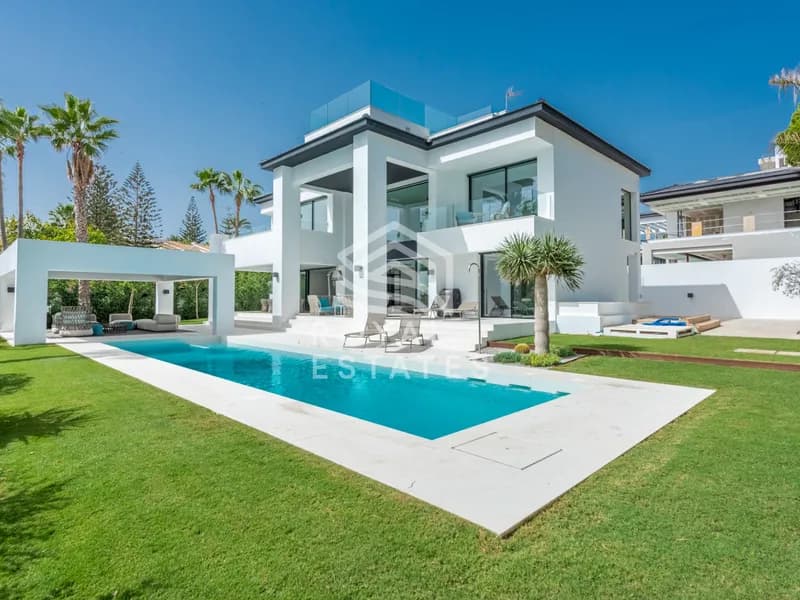 Exceptional 6 bedroom beach front Villa in Cortijo Blanco - San Pedro de Alcantara