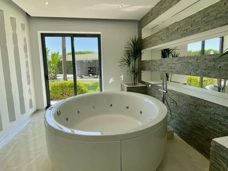 CONTEMPORARY VILLA WITH FRONT LINE SEA VIEWS