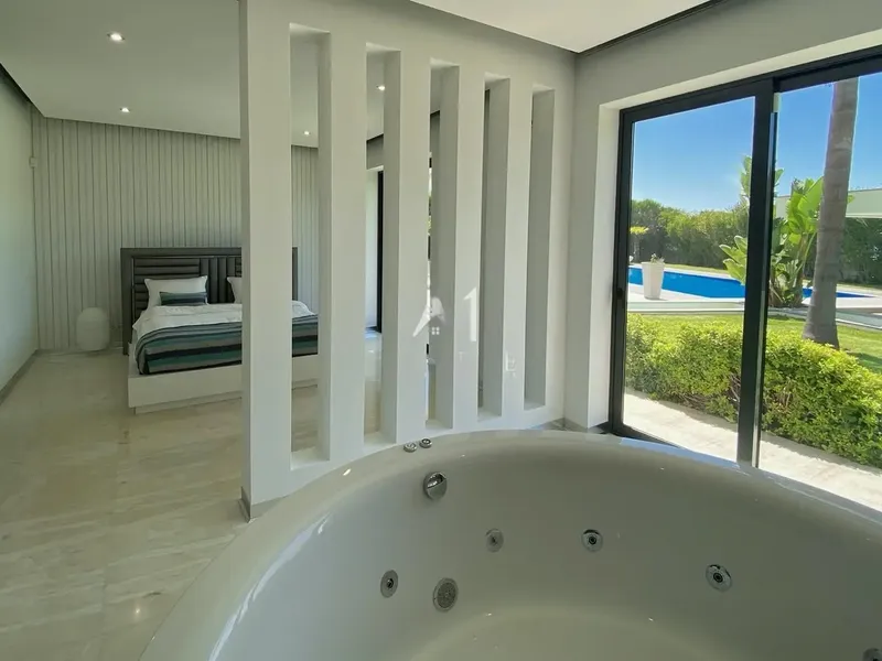 CONTEMPORARY VILLA WITH FRONT LINE SEA VIEWS