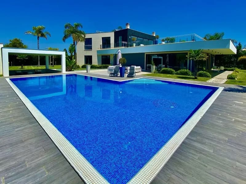 CONTEMPORARY VILLA WITH FRONT LINE SEA VIEWS