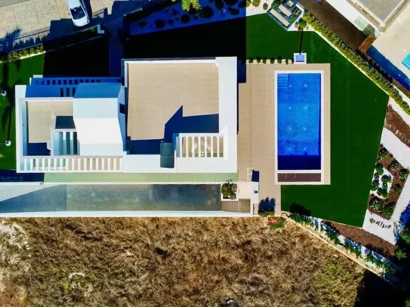STRIKING CONTEMPORARY FAMILY VILLA IN VILAMOURA