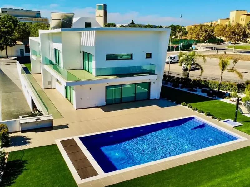 STRIKING CONTEMPORARY FAMILY VILLA IN VILAMOURA