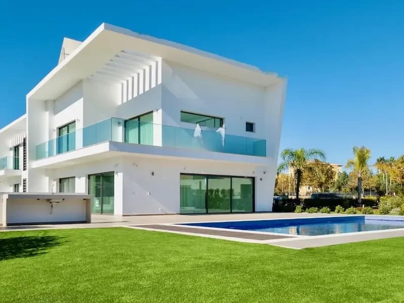 STRIKING CONTEMPORARY FAMILY VILLA IN VILAMOURA