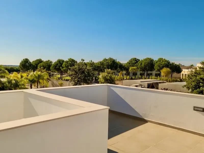 STRIKING CONTEMPORARY FAMILY VILLA IN VILAMOURA