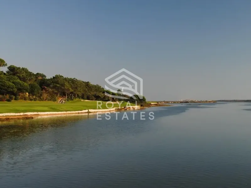 LAKE FRONTAGE VILLA IN PRIME LOCATION IN QUINTA DO LAGO