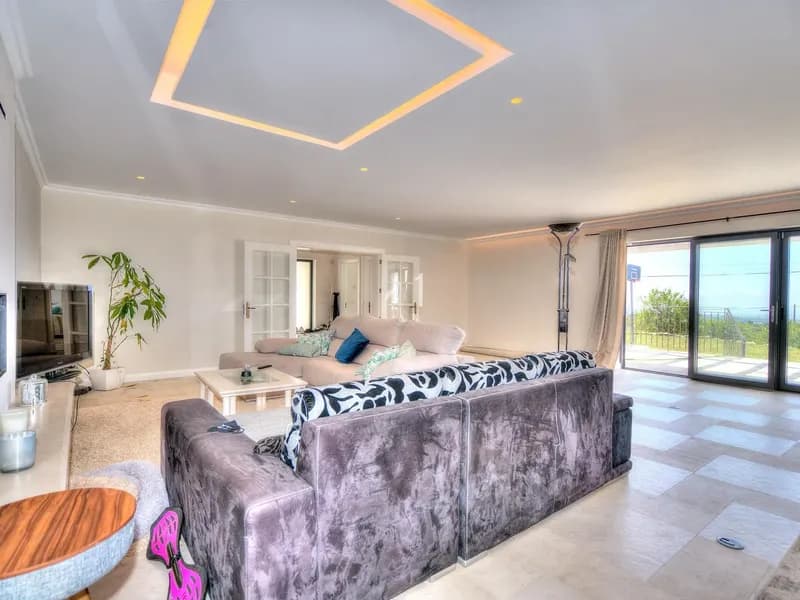 LARGE FAMILY VILLA WITH STUNNING VIEWS