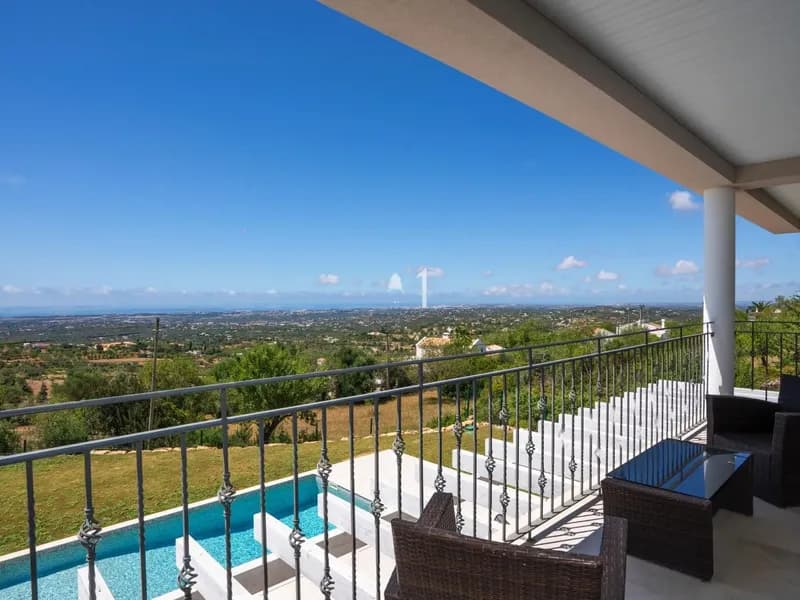 LARGE FAMILY VILLA WITH STUNNING VIEWS