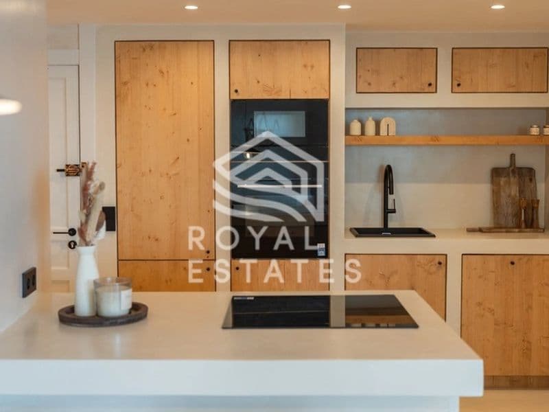 Exclusive renovated first-line apartment in Marina Botafoch