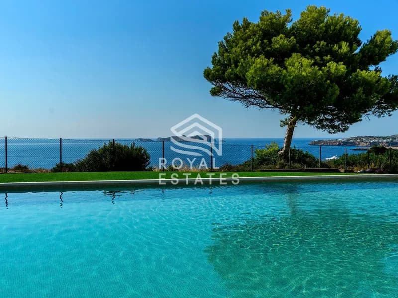 Townhouse with sea views in Cala Moli