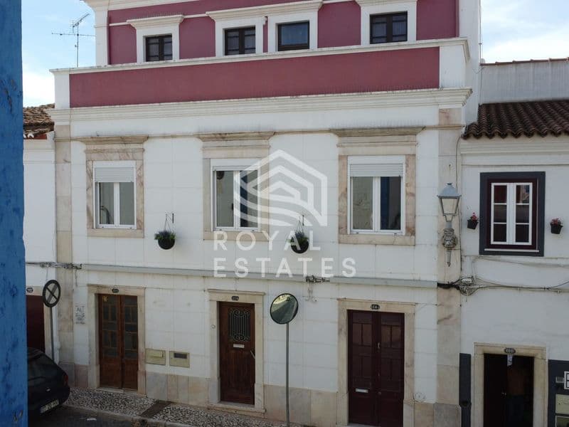 Excellent building in the center of Estremoz, investment opportunity!