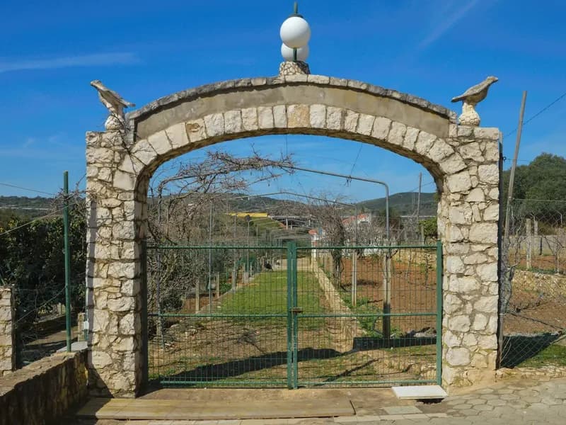 Exquisite Farm with Charming Villa, Vineyard, and Pool in Mexilhoeira Grande