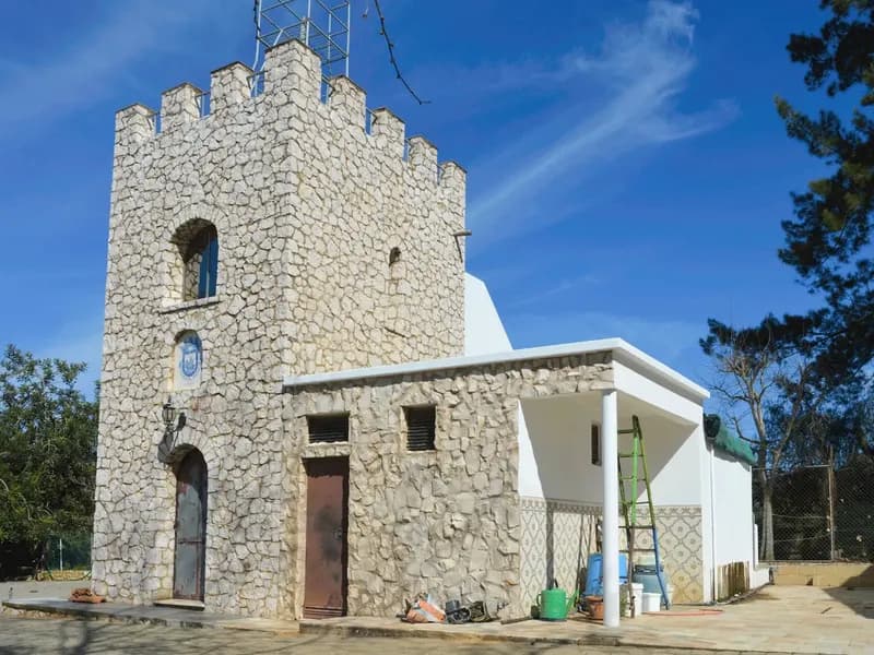 Exquisite Farm with Charming Villa, Vineyard, and Pool in Mexilhoeira Grande