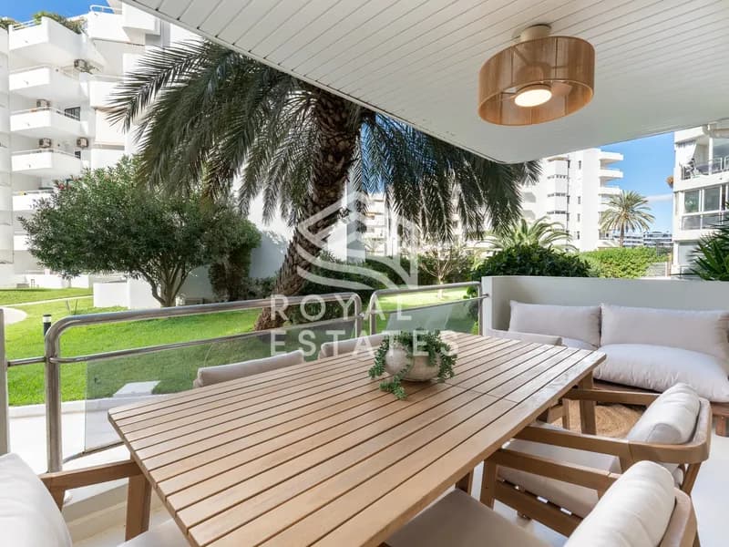 Stylishly renovated first-line apartment in Marina Botafoch