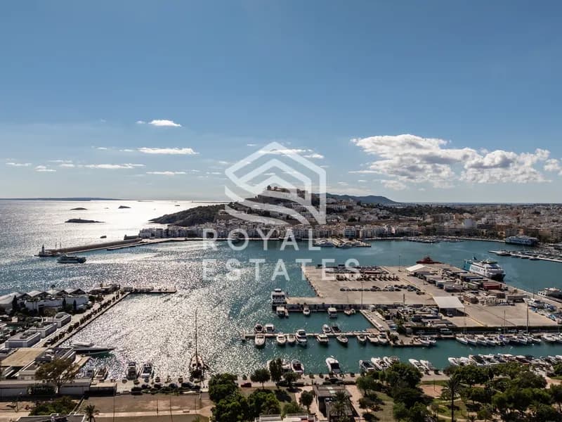 Stylishly renovated first-line apartment in Marina Botafoch